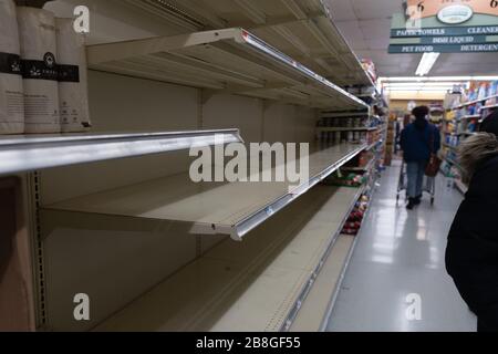 ASTORIA, NEW YORK - 21 MARS : les étagères vides des magasins, préalablement gardées de papier toilette sont vues au supermarché Key Food comme le coronavirus continue Banque D'Images