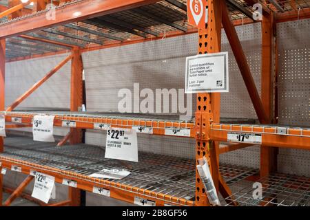 ASTORIA, NEW YORK - 21 MARS : les étagères vides du magasin, préalablement gardées de papier toilette sont vues au Home Depot comme le coronavirus continue à spr Banque D'Images