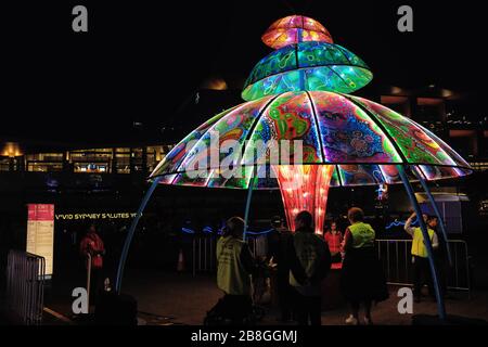 Magic Mushroom Tumbalong Lights installation VIVID Sydney 2019, un événement populaire de sculptures lumineuses et art lumineux créatif Darling Harbour Banque D'Images