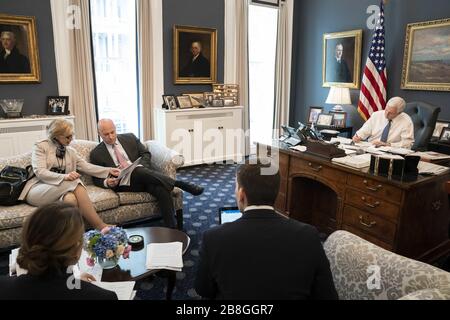 Washington, États-Unis d'Amérique. 19 mars 2020. Le vice-président Mike Pence rencontre des membres du Groupe de travail sur le coronavirus de la Maison-Blanche jeudi 19 mars 2020 dans son bureau de la Maison-Blanche de l'aile Ouest. Personnes: Vice-président Mike Pence crédit: Groupe médias de tempêtes/Alay Live News Banque D'Images