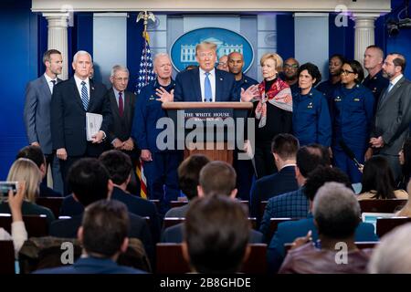 Washington, États-Unis d'Amérique. 15 mars 2020. Le président Donald J. Trump, accompagné du vice-président Mike Pence et des membres du Groupe de travail sur le coronavirus de la Maison Blanche, prononce des remarques lors d'un exposé sur la mise à jour du coronavirus dimanche 15 mars 2020 dans la salle d'information de presse James S. Brady de la Maison Blanche. Population : le président Donald Trump crédit : le groupe médias sur les tempêtes/Alay Live News Banque D'Images