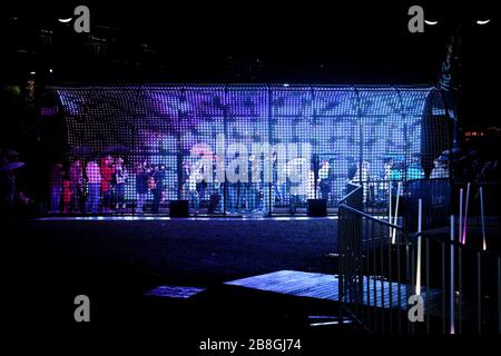 Installation d'un tunnel lumineux à VIVID Sydney 2013, une nuit de pluie lors de l'événement annuel populaire de sculptures lumineuses et d'œuvres d'art illuminées créatives Banque D'Images