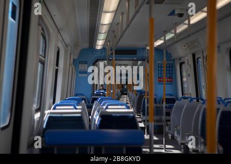 Beijing, Argentine. 20 mars 2020. Peu de passagers sont vus sur un train à Buenos Aires, en Argentine, le 20 mars 2020. Le président argentin Alberto Fernandez a demandé au peuple de s'unir et de se conformer à la quarantaine obligatoire placée jusqu'au 31 mars pour aider à combattre la nouvelle pandémie de coronavirus. Crédit: Martin Zabala/Xinhua/Alay Live News Banque D'Images