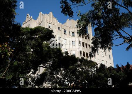 Immeuble Art déco des années 1930, Adereham Hall ou Gotham Tower, motif en rafale et glyphe décoratif maya sur son parapet supérieur, Elizabeth Bay, Sydney Banque D'Images