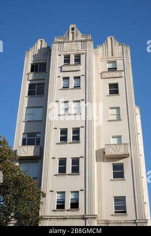 Regardant vers le haut de l'immeuble Art déco des années 1930, Adereham Hall, la tour Gotham, un glyphe décoratif maya sur son parapet supérieur, Elizabeth Bay, Sydney Banque D'Images