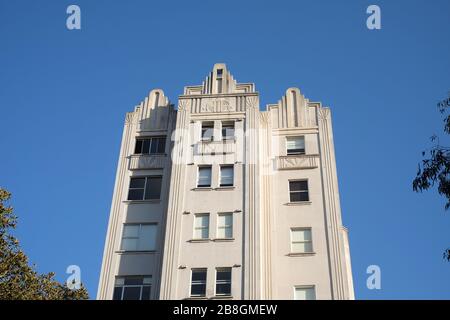 Immeuble Art déco des années 1930, Adereham Hall ou Gotham Tower, motif en rafale et glyphe décoratif maya sur son parapet supérieur, Elizabeth Bay, Sydney Banque D'Images