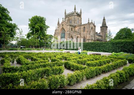 Dunfermline Abbey, une église paroissiale de l'Ecosse, à distance au-delà d'un labyrinthe de plantes vertes à Dunfermline; Royaume de Fife; Fife; Ecosse; Royaume-Uni; Euro Banque D'Images