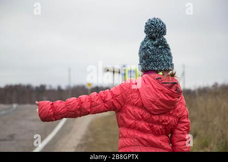 Un enfant saisit une voiture. Randonnée sur la route Banque D'Images