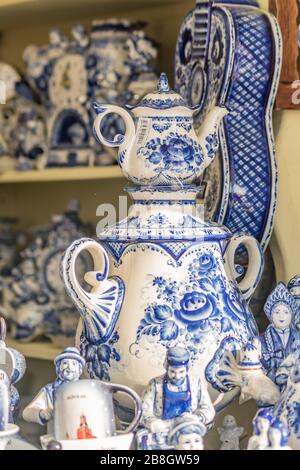 MOSCOU, RUSSIE - 10 JANVIER 2018 : des ustensiles en porcelaine et des souvenirs colorés dans le style de gzhel sur le marché. Souvenir russe traditionnel Banque D'Images