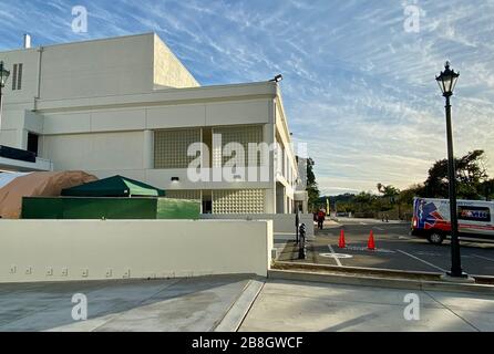 Santa Barbara, Californie, États-Unis. 21 mars 2020. Tente spéciale à l'hôpital Cottage où les patients qui ont potentiellement le virus Corona sont guidés, pré-écran et testés, plutôt que de marcher dans la salle d'attente d'urgence, où le risque d'infection serait trop grand. Crédit: Amy Katz/ZUMA Wire/Alay Live News Banque D'Images