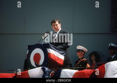 Le gouverneur John Ashcroft du Missouri parle lors de la remise en service du cuirassé USS MISSOURI (BB 63). Banque D'Images