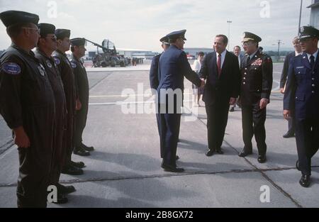 Le gouverneur Mario Cuomo est accueilli par des fonctionnaires de la Garde nationale aérienne de New York à son arrivée à l'aéroport international Stewart. Banque D'Images