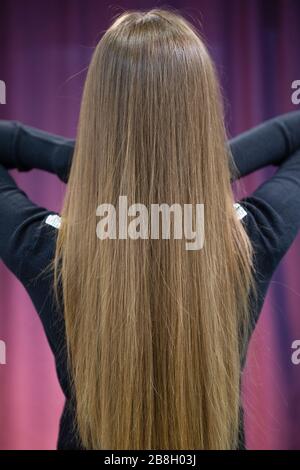 Fille avec de longs cheveux blonds Banque D'Images