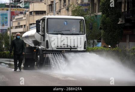 (200322) -- DAMAS, le 22 mars 2020 (Xinhua) -- un camion éclate l'eau sur une route dans la capitale Damas, Syrie, le 20 mars 2020. Le gouvernement syrien, en coopération avec le Croissant-Rouge arabe syrien (SARC), a organisé vendredi une campagne de nettoyage dans les rues de la capitale Damas, dans le cadre des procédures prises contre le nouveau coronavirus. (Photo prise par Ammar Safarjalani/Xinhua) Banque D'Images