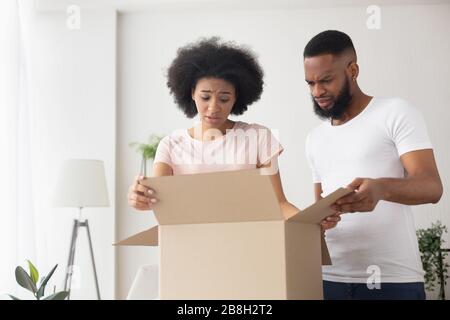 Un couple afro-américain choqué s'est trompé d'achat Banque D'Images