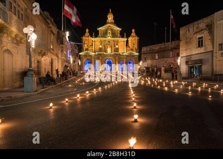 Fjakkolata traditionnel sur la place principale de Siggiewi pour Maundy jeudi Banque D'Images