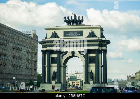 Moscou, Russie, 13 juillet 2017 : Arche triomphale de Moscou contre ciel nuageux d'été et trafic sur le boulevard Kutuzovsky. Banque D'Images