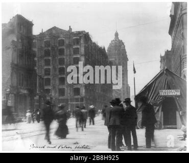 Hôtels Grand et Palace. (Scène de rue de la ruine après le tremblement de terre de San Francisco en 1906; tente postale télégraphe en premier plan) Banque D'Images