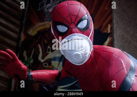 Beyrouth, Liban. 22 mars 2020. Spiderman, super héros de la bande dessinée, porte un masque protecteur contre le coronavirus covid 19 à l'extérieur d'un magasin de jouets à Beyrouth. Crédit: amer ghazzal/Alay Live News Banque D'Images
