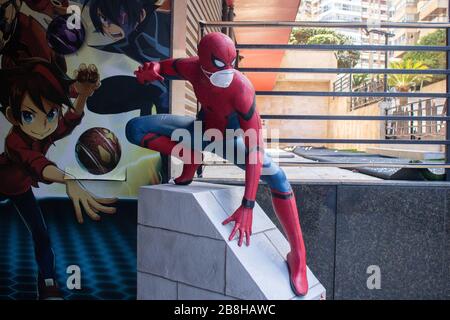 Beyrouth, Liban. 22 mars 2020. Spiderman, super héros de la bande dessinée, porte un masque protecteur contre le coronavirus covid 19 à l'extérieur d'un magasin de jouets à Beyrouth. Crédit: amer ghazzal/Alay Live News Banque D'Images