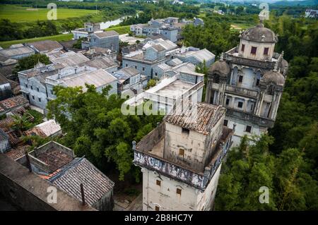 Vue depuis Ruishi Lou surplombant le village de Jinjiangli, Kaiping Chine. Banque D'Images