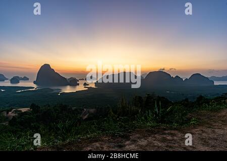 Lever du soleil du matin. Montagnes dans la mer d'Andaman. Mars 2019 : Samed Nang Phi Phang Nga, Thaïlande Banque D'Images