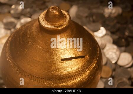 Gullak est le nom traditionnel d'un contenant à pièces ou d'une banque de porc indienne, habituellement utilisé par les enfants dans les zones rurales de l'Inde, coin Banque D'Images