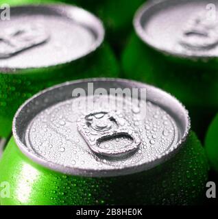 Boîtes en aluminium vert se rapprochez avec gouttes d'eau. Canettes de soda en aluminium vert. Banque D'Images