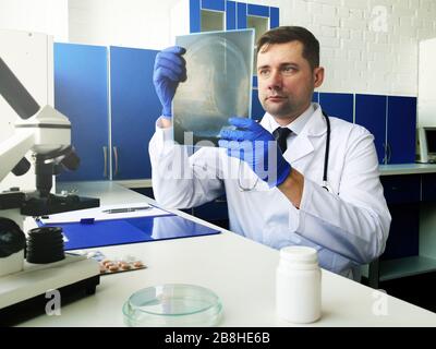 Le médecin examine une radiographie de la tête. Traitement du cerveau et de la sinusite. Banque D'Images