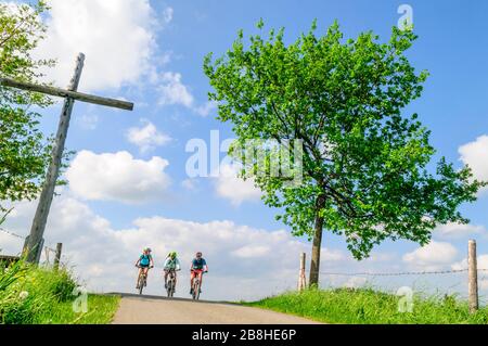 Un groupe de Mountainbikers sur le chemin sur les contreforts alpins en bavière Allgäu Banque D'Images