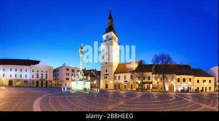 Ville de Trnava - Slovaquie, place principale avec tour Banque D'Images
