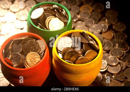 Gullak est le nom traditionnel d'un contenant à pièces ou d'une banque de porc indienne, habituellement utilisé par les enfants dans les zones rurales de l'Inde, coin Banque D'Images