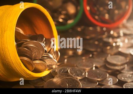 Gullak est le nom traditionnel d'un contenant à pièces ou d'une banque de porc indienne, habituellement utilisé par les enfants dans les zones rurales de l'Inde, coin Banque D'Images