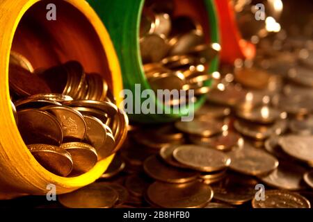 Gullak est le nom traditionnel d'un contenant à pièces ou d'une banque de porc indienne, habituellement utilisé par les enfants dans les zones rurales de l'Inde, coin Banque D'Images