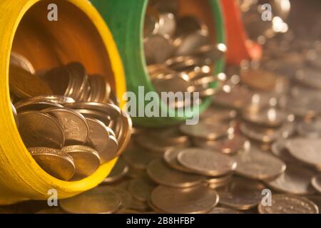 Gullak est le nom traditionnel d'un contenant à pièces ou d'une banque de porc indienne, habituellement utilisé par les enfants dans les zones rurales de l'Inde, coin Banque D'Images