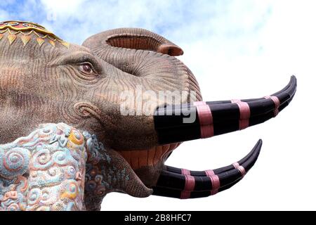 statue d'éléphant, statue d'éléphant face marbre texture sur fond bleu ciel Banque D'Images