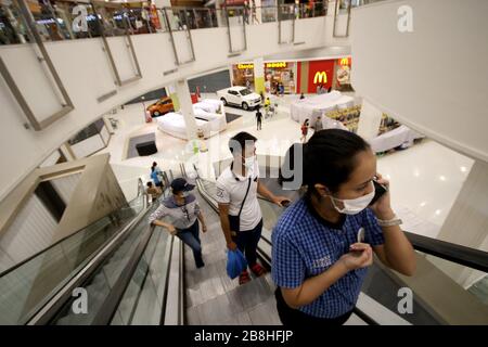 Bangkok, Thaïlande. 22 mars 2020. Les gens de Bangkok portent des masques pendant que les magasins de fermeture de passage à pied suivent Bangkok Metropolitan Administration a ordonné la fermeture temporaire au centre commercial de Bangkok le 22 mars 2020. La Bangkok Metropolitan Administration a ordonné la fermeture temporaire de nombreux endroits qu'elle estime être à haut risque d'infection au Covid-19 dans la capitale du 22 mars au 12 avril. Crédit: Urdee image/ZUMA Wire/Alay Live News Banque D'Images