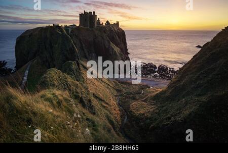 Aube hivernale à la ruine antique du château de Dunnottar, près de Stonehaven sur la côte d'Aberdeenshire, Écosse, Royaume-Uni Banque D'Images