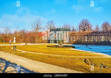 VIENNE, AUTRICHE - 19 FÉVRIER 2019 : le jardin privé du Palais de Schönbrunn avec ses parterres fleuries, sa pelouse, son arche verte et son bois pittoresque Banque D'Images
