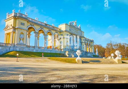 VIENNE, AUTRICHE - 19 FÉVRIER 2019 : le magnifique pavillon de la Gloriette du complexe de Schönbrunn est situé au sommet de la colline et décoré de grenats de plâtre Banque D'Images