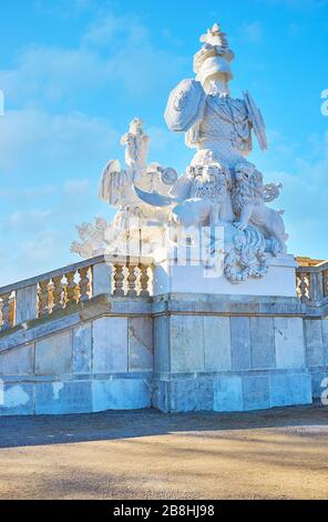 VIENNE, AUTRICHE - 19 FÉVRIER 2019 : le balustre en pierre du pavillon Gloriette du palais de Schönbrunn est décoré d'armure en stuc orné, de guirlandes et Banque D'Images