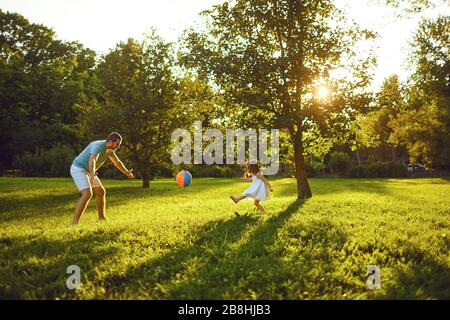 Fête des pères. Le père joue avec sa fille dans le parc d'été. Banque D'Images