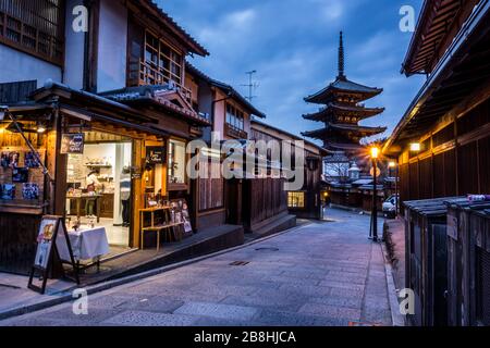 Vue sur la pagode de Yasaka dans le temple de Hōkan-ji, dans le quartier de Higashiyama à Kyoto, Japon, une soirée tranquille. Banque D'Images