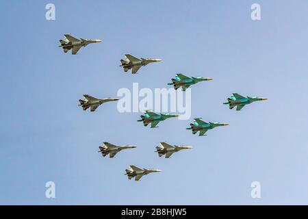 Moscou, Russie - 04 mai 2018 : Force aérienne russe SU-34, SU-30, SU-27 pendant la répétition du défilé du jour de la Victoire Banque D'Images