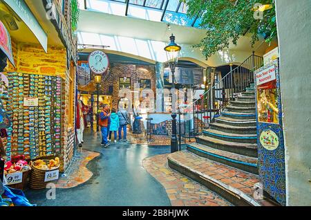 VIENNE, AUTRICHE - 19 FÉVRIER 2019: La salle du village de Hundertwasser - pavillon, servant de marché artisanal avec des étals, des ateliers et un salon Banque D'Images