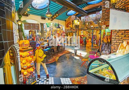 VIENNE, AUTRICHE - 19 FÉVRIER 2019: La salle du village de Hundertwasser - le marché couvert avec zone salon, boutiques d'artisanat et l'intérieur inhabituel de Banque D'Images