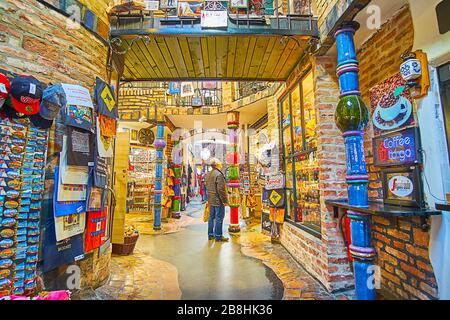 VIENNE, AUTRICHE - 19 FÉVRIER 2019 : la allée couverte du village de Hundertwasser, bordée de boutiques de souvenirs, de boutiques d'artisanat et décorée avec Banque D'Images