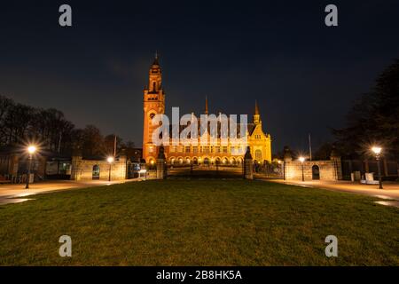 La Haye, Pays-Bas - 18 février 2019 : la Haye, Pays-Bas. Palais de la paix Néerlandais: vredespaleis au crépuscule. La Haye aux Pays-Bas. Banque D'Images