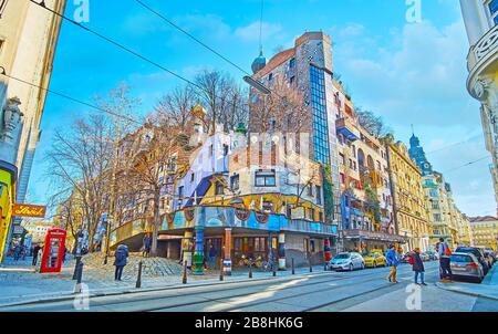 VIENNE, AUTRICHE - 19 FÉVRIER 2019: Le coin de l'extraordinaire établissement de style expressionniste Hundertwasser haus, décoré avec des piliers en porcelaine et différents Banque D'Images