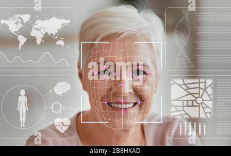 Informations biométriques de femme mûre souriante à l'intérieur avec des données numériques sur écran imaginaire, double exposition Banque D'Images